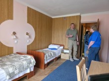 Заступник голови Донецької облдержадміністрації Олександр Шевченко оглядає кімнату центру