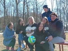 Учні та викладачі Лиманського професійно-технічного училища під час дозвілля з гітарою на свіжому повітрі.