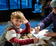 Дитина з Донецької області малює листівку Святому Миколаю