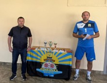 Керівник Кальчицької громади та переможець турніру біля кубків