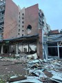 Багатоповерховий будинок, який зруйнувало обстрілом