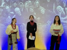 Дівчата співають на фоні старовинних фото