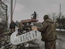 Бійці 4-ї механізованої бригади зводять антидронові сітки над населеним пунктом Донеччини