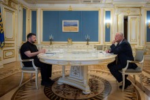 Володимир Зеленський сидить за столом з Кітом Келлогом.