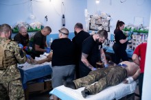 Операційна. Бригади медиків надають першу медичну допомогу.