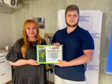 В.о. голови Краматорської РДА, начальника районної військової адміністрації Вікторія Набокова та учасник заходу, який тримає подяку.