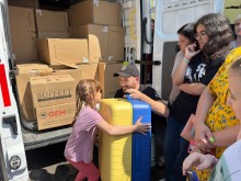 Представники Благодійної організації Благодійного фонду «GLOBAL EMPOWERMENT MISSION» GEM на постійній основі забезпечують мешканців Донеччини продуктовими наборами та питною водою, самостійно доставляючи допомогу у найвіддаленіші куточки області.