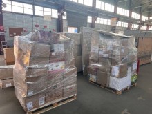 Палети з коробками з гуманітарною допомогою