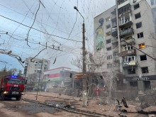 Зруйновані багатоповерхові будинки та контактна лінія тролейбуса після ворожого обстрілу