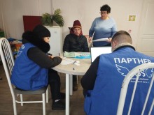 Передача населенню, яке постраждало внаслідок військових дій продуктових та гігієнічних наборів, питної води