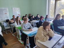Учні та студенти слухають лекцію про підтримку у кризових ситуаціях.