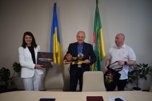 Начальниця Старомлинівської сільської військової адміністрації Альона Лєфтєрова та Софіївський селищний голова Петро Сегедій тримають подарунки