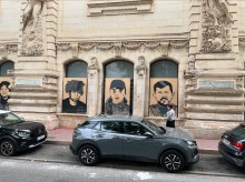 Портрети українських загиблих захисників, намальовані на фасаді школи мистецтв у Франції