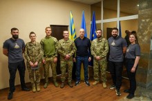 Військовослужбовці та ветерани - члени Молодіжної ради при Донецькій ОДА стоять разом з Вадимом Філашкіним