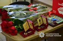 Посмертні нагороди поліцейським та букети троянд