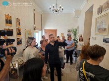 Відвідувачі роздивляються картини