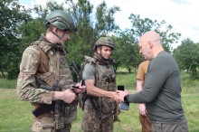 Вадим Філашкін вручає нагороди бійцям 24-ої ОМБр.