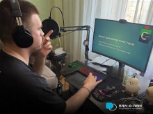 Учасник онлайн зустрічі дивиться презентацію на екрані монітора.