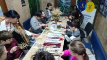 Діти виготовляють традиційні прикраси-обереги