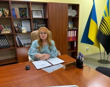 НАБОКОВА ВІКТОРІЯ 
в.о.Голови Краматорської районної державної адміністрації, начальника районної військової адміністрації, на засіданні. Сидить за столом поруч прапор України.
