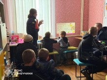 Фахівчиня з питань гендерної рівності Головного управління, розповідає про безбар’єрність, присутні уважно слухають.