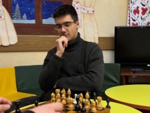 Хлопець грає в шахи