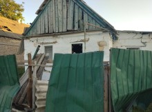 Зруйнований ворожим обстрілом паркан будинку.