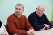 Представники громад, сидять за столом.