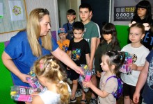 Діти отримують подарунки від благодійників