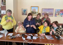 Учасники майстер-класу виготовляють символічні фігурки янголів