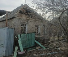 Зруйнований будинок після ворожого обстрілу
