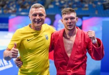 Самбіст Владислав Руднєв разом зі своїм тренером і батьком Сергієм Руднєвим