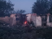 Обгорілий та зруйнований одноповерховий будинок
