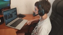 Хлопчик з Костянтинівської громади за ноутбуком під час віртуальної екскурсії Ужгородом