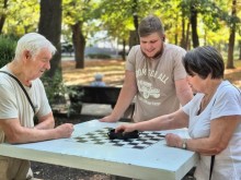 Чоловіки та жінка грають в кості