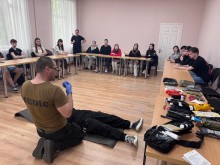 Студенти та викладачі Маріупольских коледжів під час практичних майстер-класів з надання першої домедичної допомоги