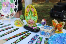 Українські символи: розмальовані писанки, шкатулки.