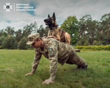 Український прикордонник відтискається від землі з вагою на спині - службовим собакою