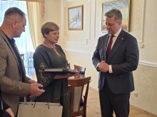 Представниця Донеччини Наталія Чукова презентує послу Чехії книгу про Донеччину.