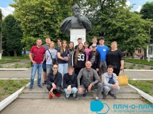 Спільне фото біля історичного пам'ятника.