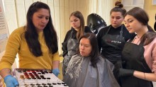 Майбутні перукарі - студенти Краматорського центру професійно-технічної освіти  під час виробничого навчання