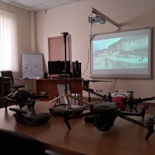Дрони для навчання стоять на столі