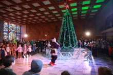 Святковий захід біля ялинки