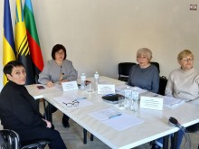 Учасники зустрічі:
Інна Терещенко – заступник Селидівського міського голови
Інна Гришкова – начальник управління соціального захисту населення Селидівської міської ради
Марина Бурчк – начальник відділу архітектури та будівельного контролю Селидівської міської ради
Людмила Сірченко – мати загиблого Захисника