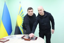 Вадим Філашкін разом із Максимом Сутковим погасили поштову марку «Мечем і волею»