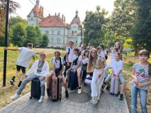 Діти з Донеччини, які приїхали на відпочинок до "Перлини Донеччини", сидять з чемоданами.