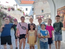 Група дітей на вулицях Закарпаття