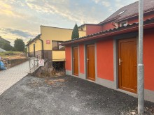 Новий центр для українців у Празі. Житлова будівля с дерев'яними вхідними дверима.