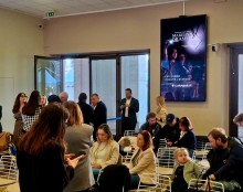 Журналісти та глядачі перед прем’єрою вистави