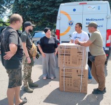 Наталія Адамова передає військовим генератори